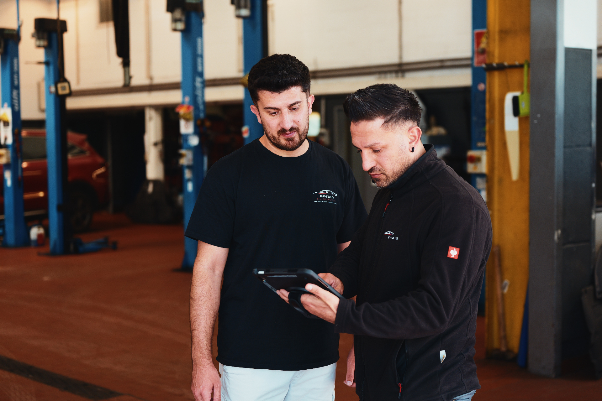 Begutachtung mit Tablet in der Werkstatt
